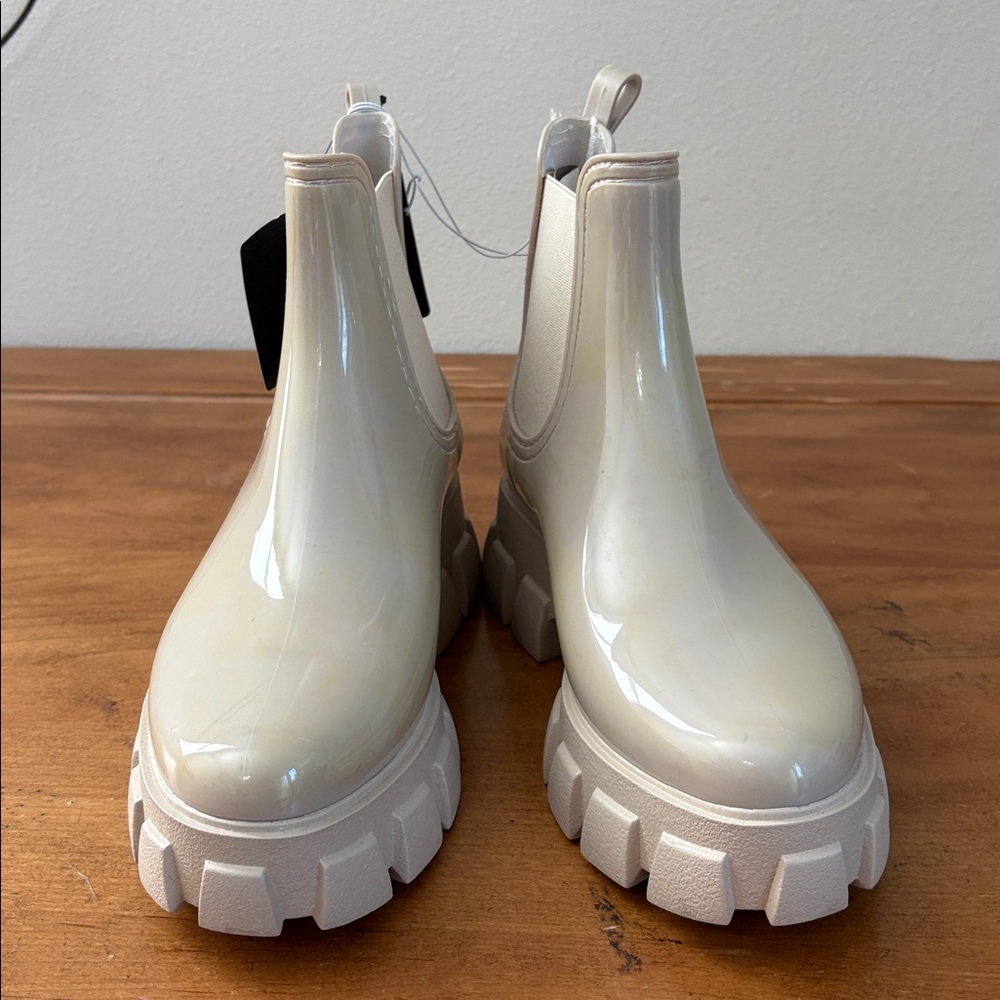 Forever 21 NWT Stylish Cream Chelsea Boots Size 9 - Picture 2 of 14
